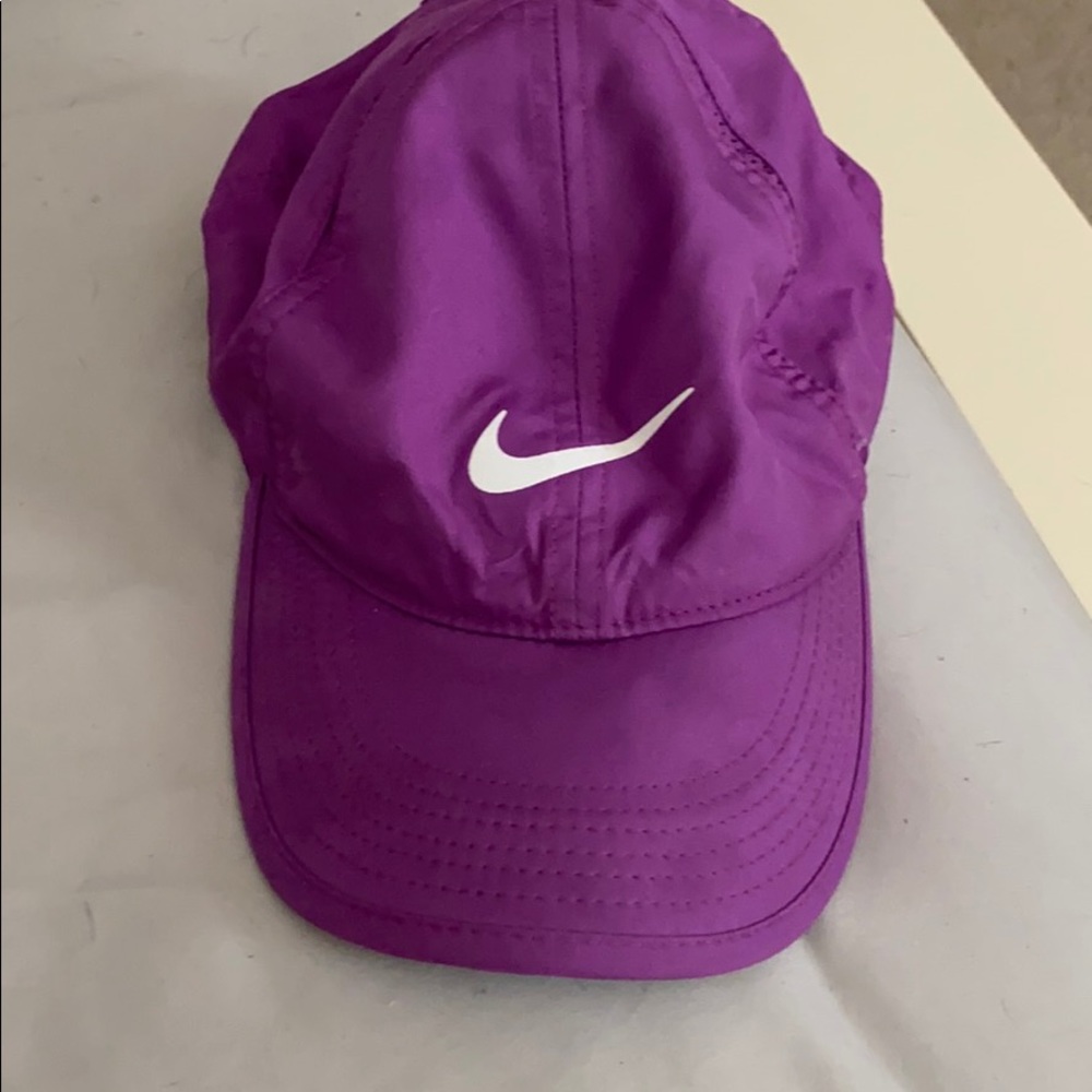 Women’s Nike featherlight dry fit hat